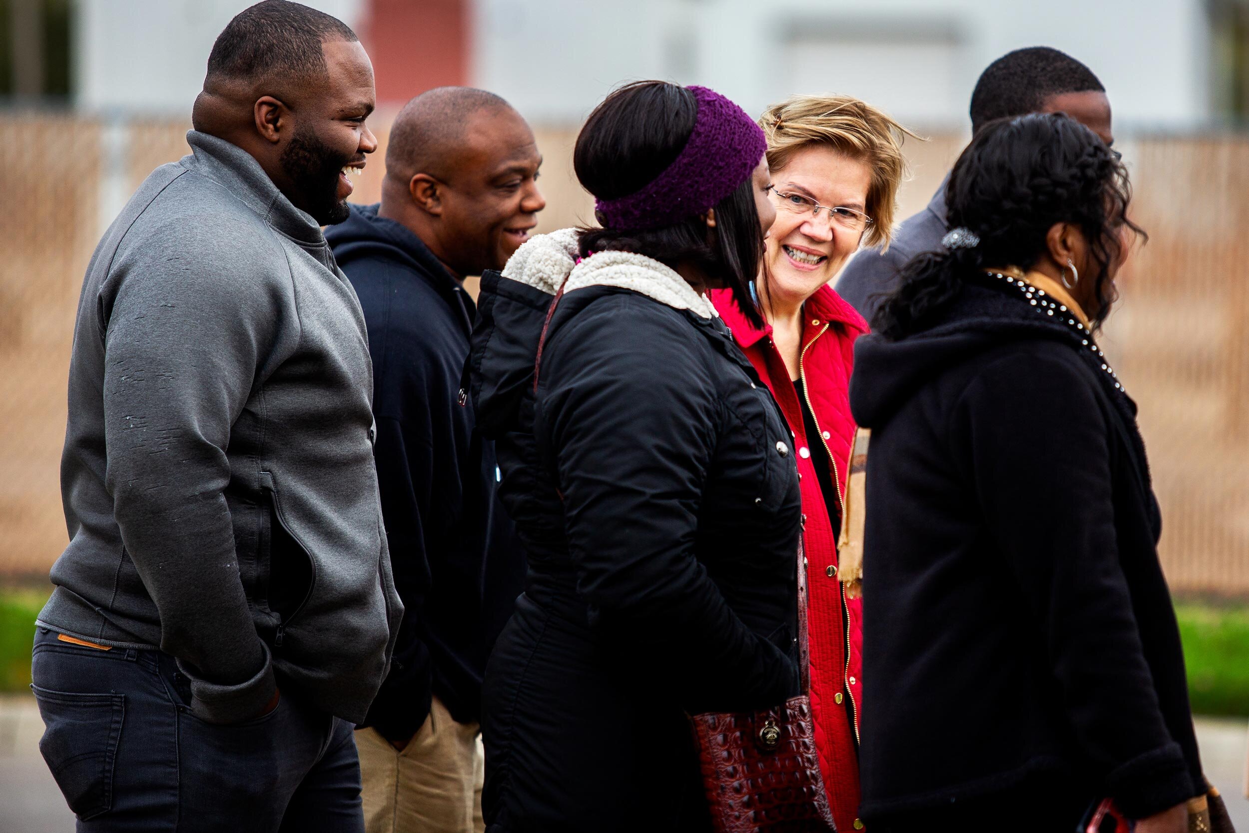  Democratic 2020 U.S. presidential candidate Elizabeth Warren speak to supporters and the Mayor of Waterloo, Quentin Hart, during a walking tour of small businesses in Waterloo, Iowa. 