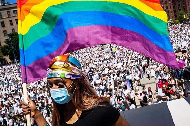 Thousands rallied outside of the Brooklyn Museum in New York to support trans rights. Protesters wore white and were asked to march silently for the first portion of Sunday's march. Photos for @nytimes &bull;
&bull;
&bull;
&bull;
#protest #marching #