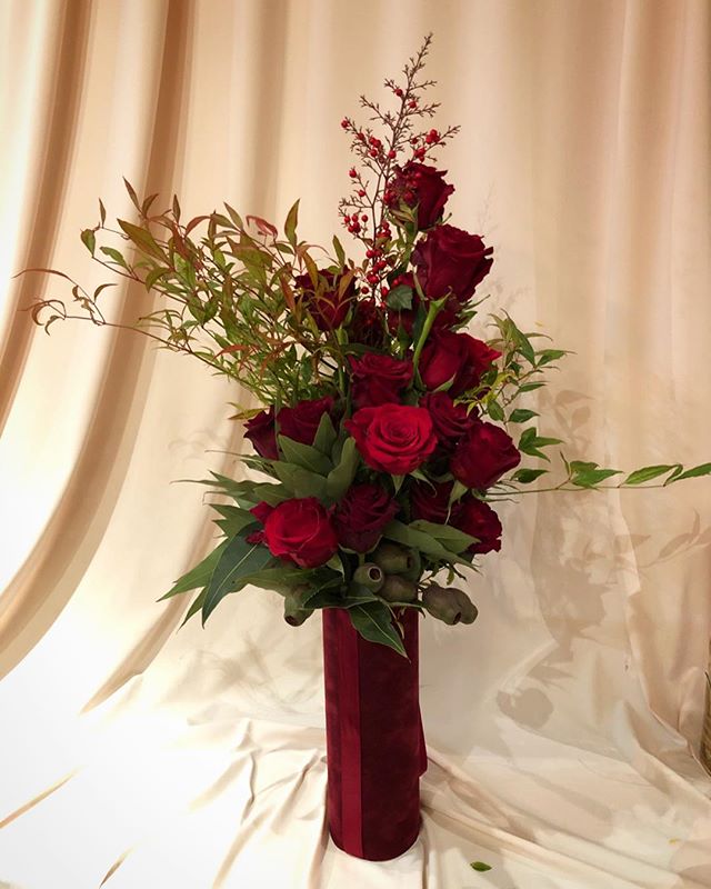 Flowers by Aranjira🌹
2 Dozen roses in our signature velvet vase
.
.
.
.
#noflowernolife #classicroses #flowerarrangement #redroses #aranjira #flowershop #nyc #delivery