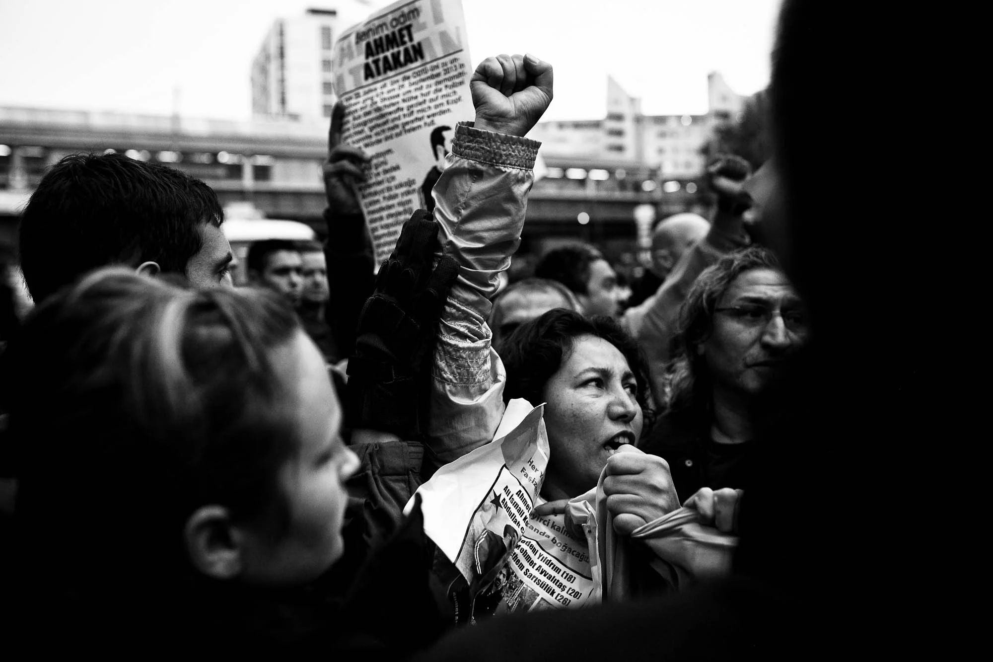 Hunderte protestieren in Kreuzberg nach dem Tod von Ahmet Atakan