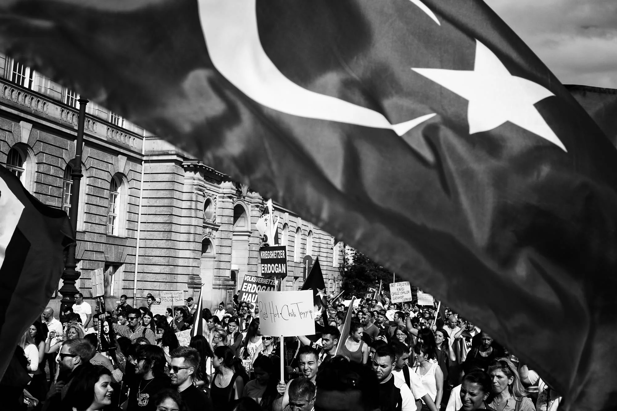 Tausende protestieren im Westen Berlins gegen Erdogan und seine