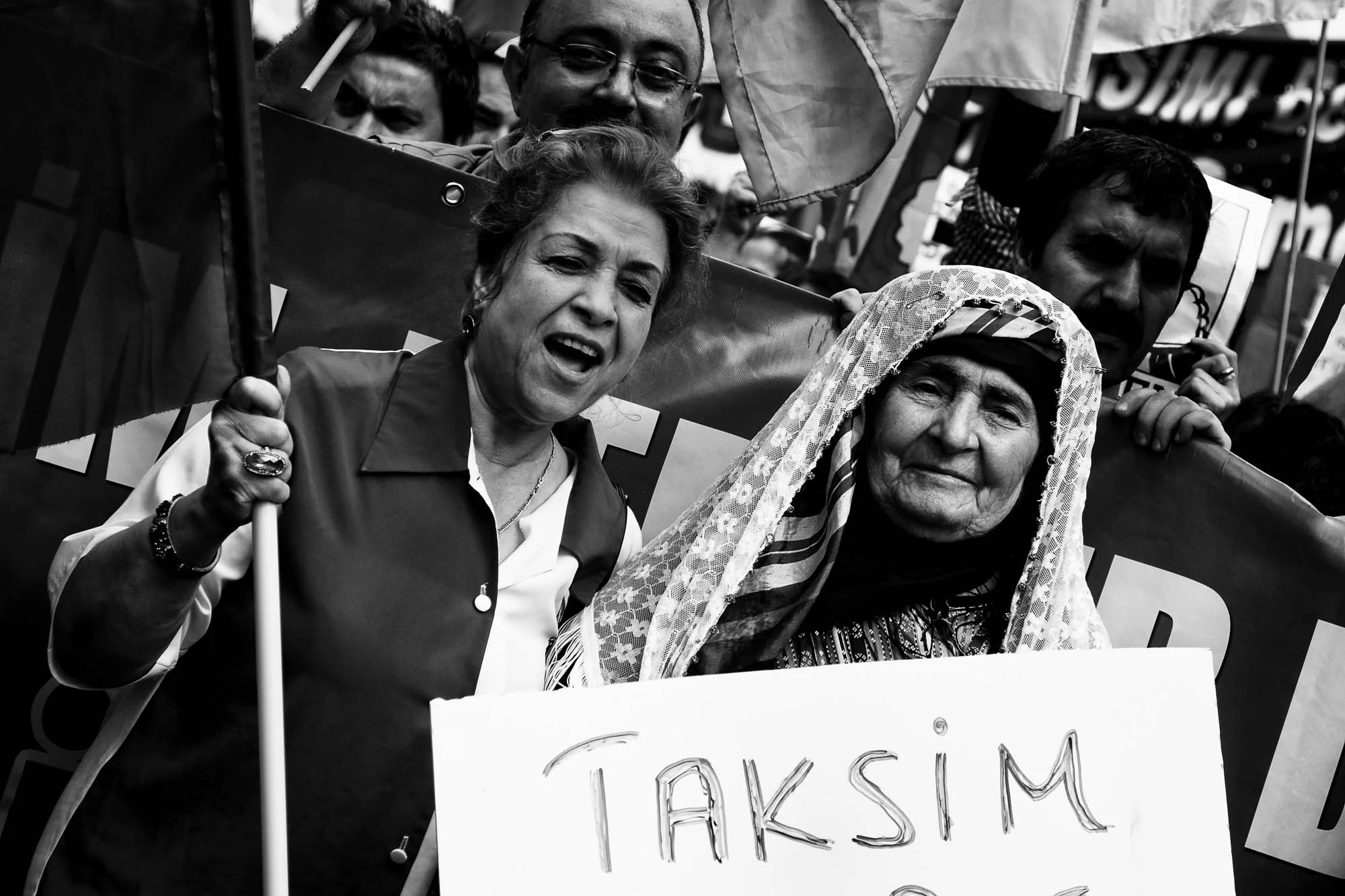 Tausende ziehen aus Solidarität mit den Aufständischen vom Tak