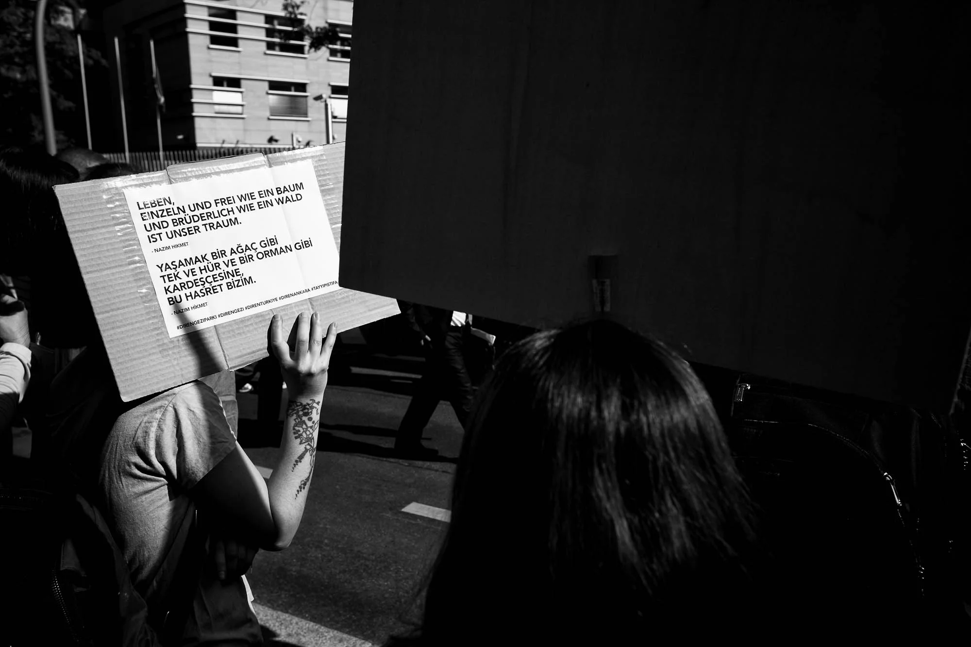 Alevitische Gemeinde protestiert vor der türkischen Botschaft -