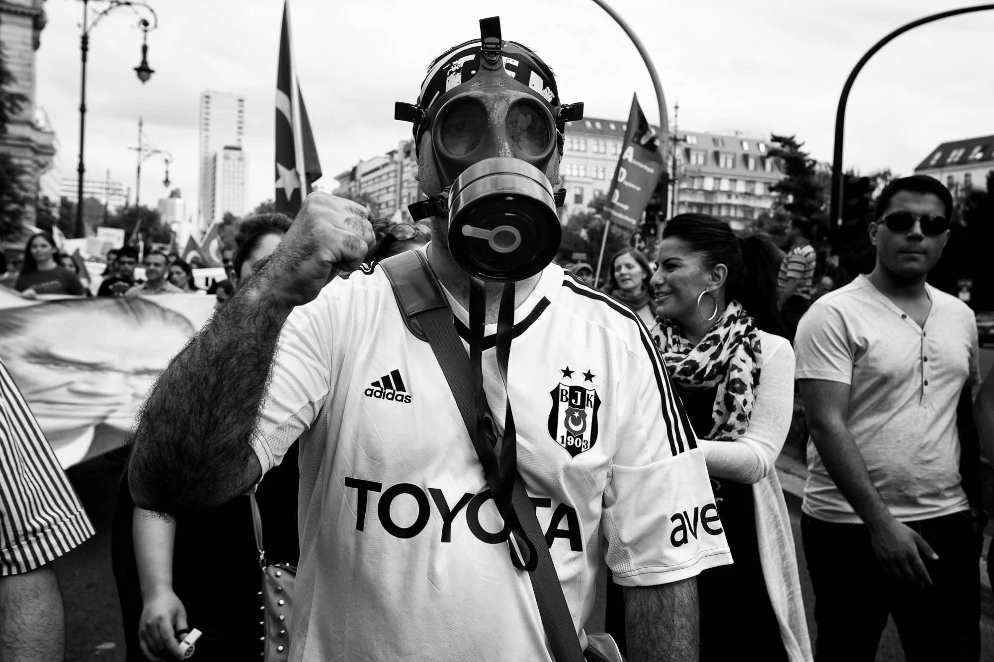 Tausende protestieren im Westen Berlins gegen Erdogan und seine