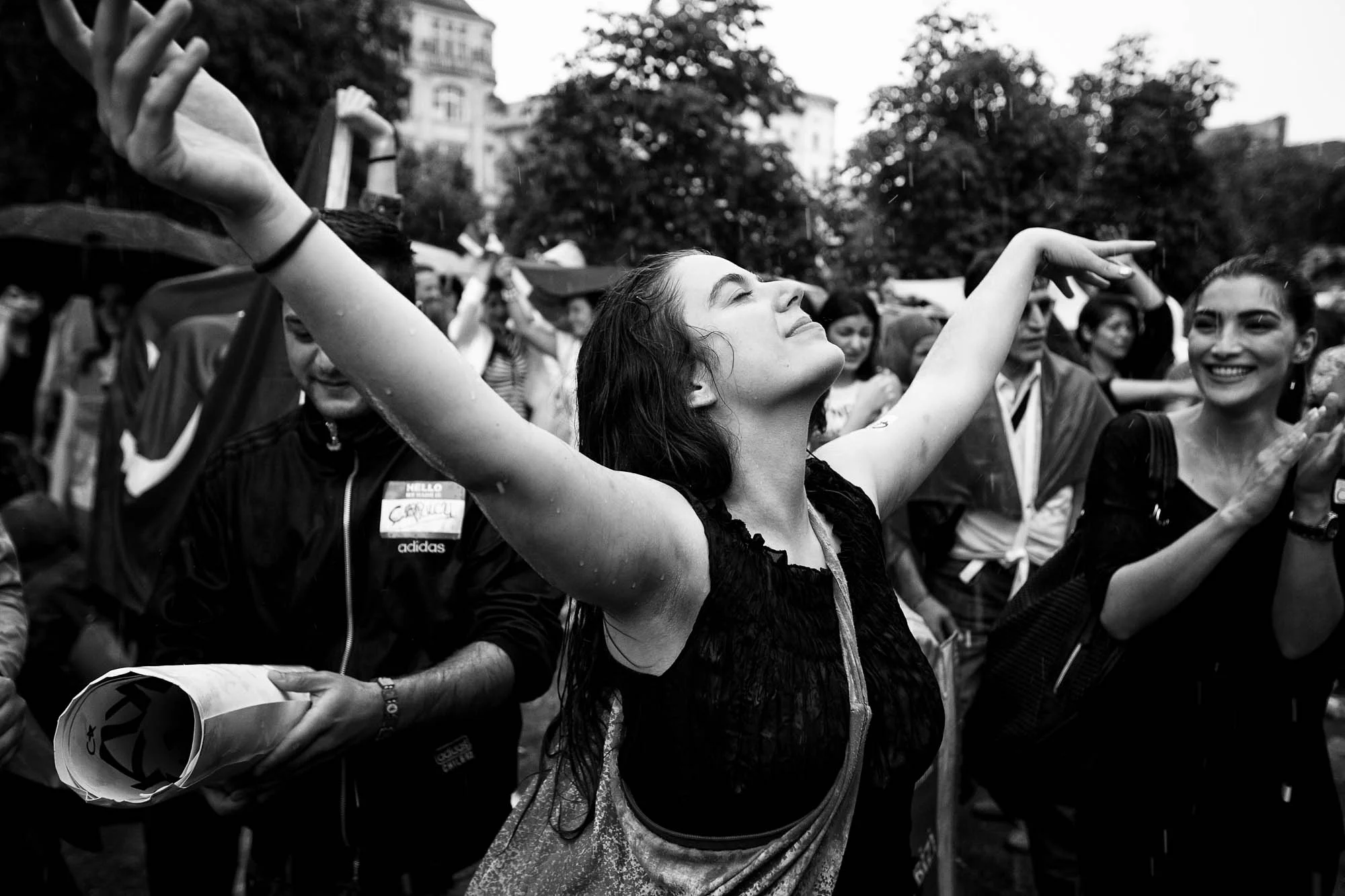 Hunderte tanzen und singen im strömenden Regen gegen die Regier