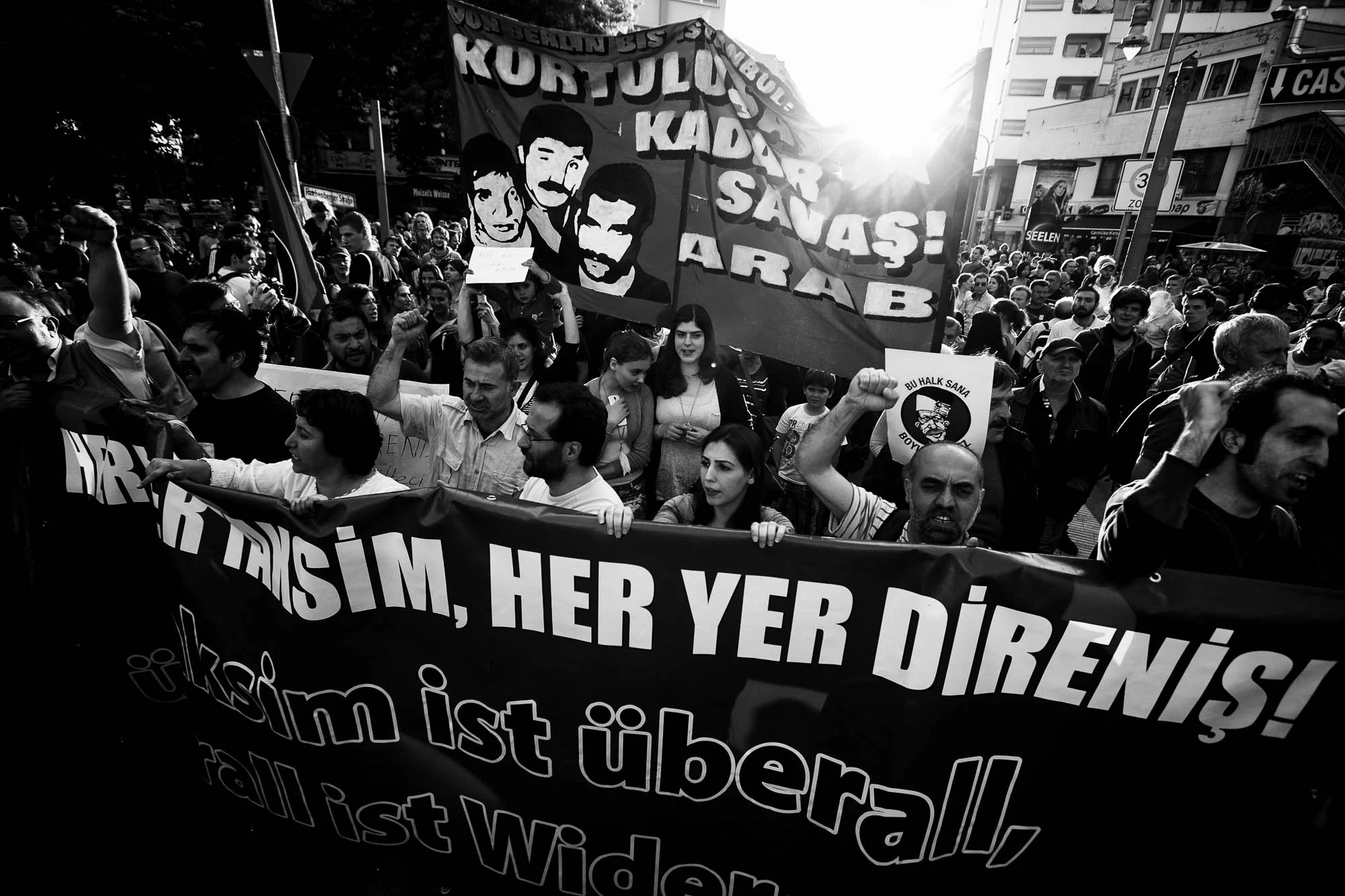 Hunderte protestieren in Berlin gegen das gewaltsame Vorgehen de