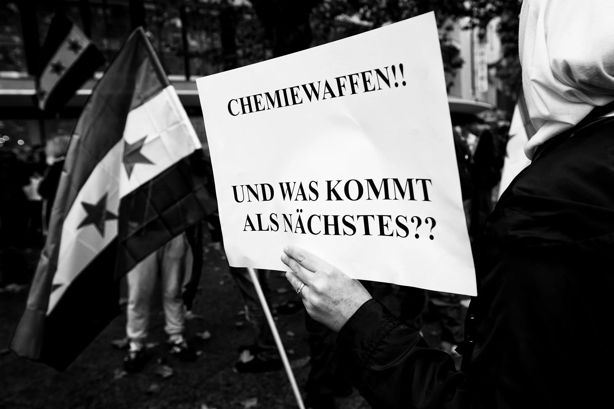 Syrer protestieren in Berlin gegen eine zeitgleich stattfindende
