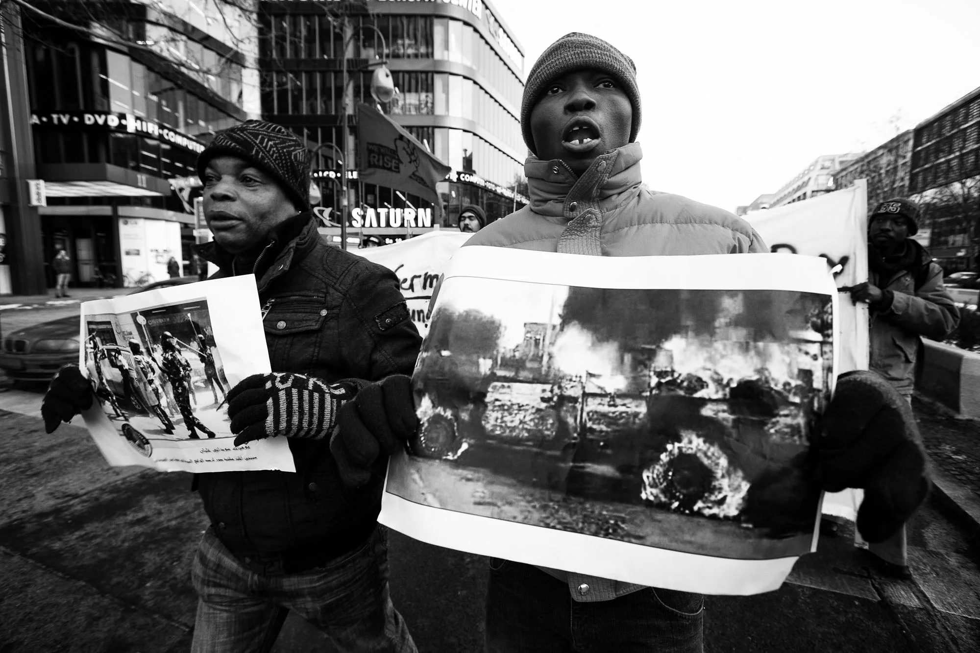 Rund 200 Flüchtlinge und Unterstützer des Refugee Camps am Kreuzberger Oranienplatz demonstrieren vom Wittenbergplatz zur sudanesischen Botschaft. Dabei kritisieren sie die Zusammenarbeit Deutschlands mit dem Regime von Umar al-Baschir und werfen diesem Völkermord vor. Anlass des Protestes waren deutsch-sudanesische Wirtschaftskonsultationen.