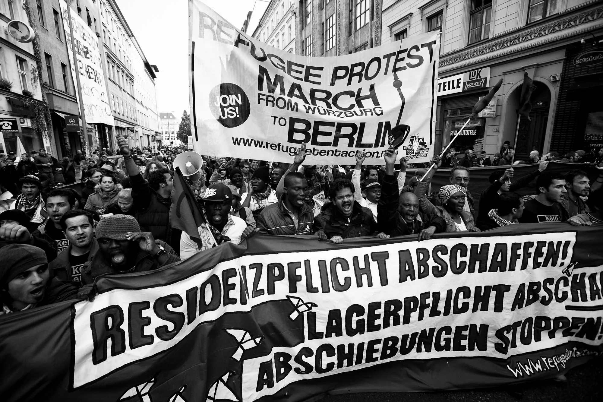 Tausende beim Refugee Protest March durch Berlin