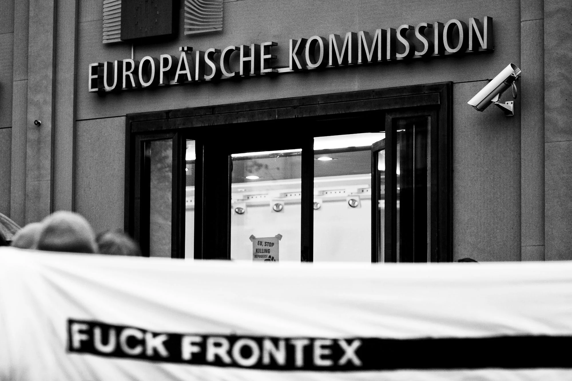 Refugees demonstrieren in Berlin in Gedenken an die Opfer von La