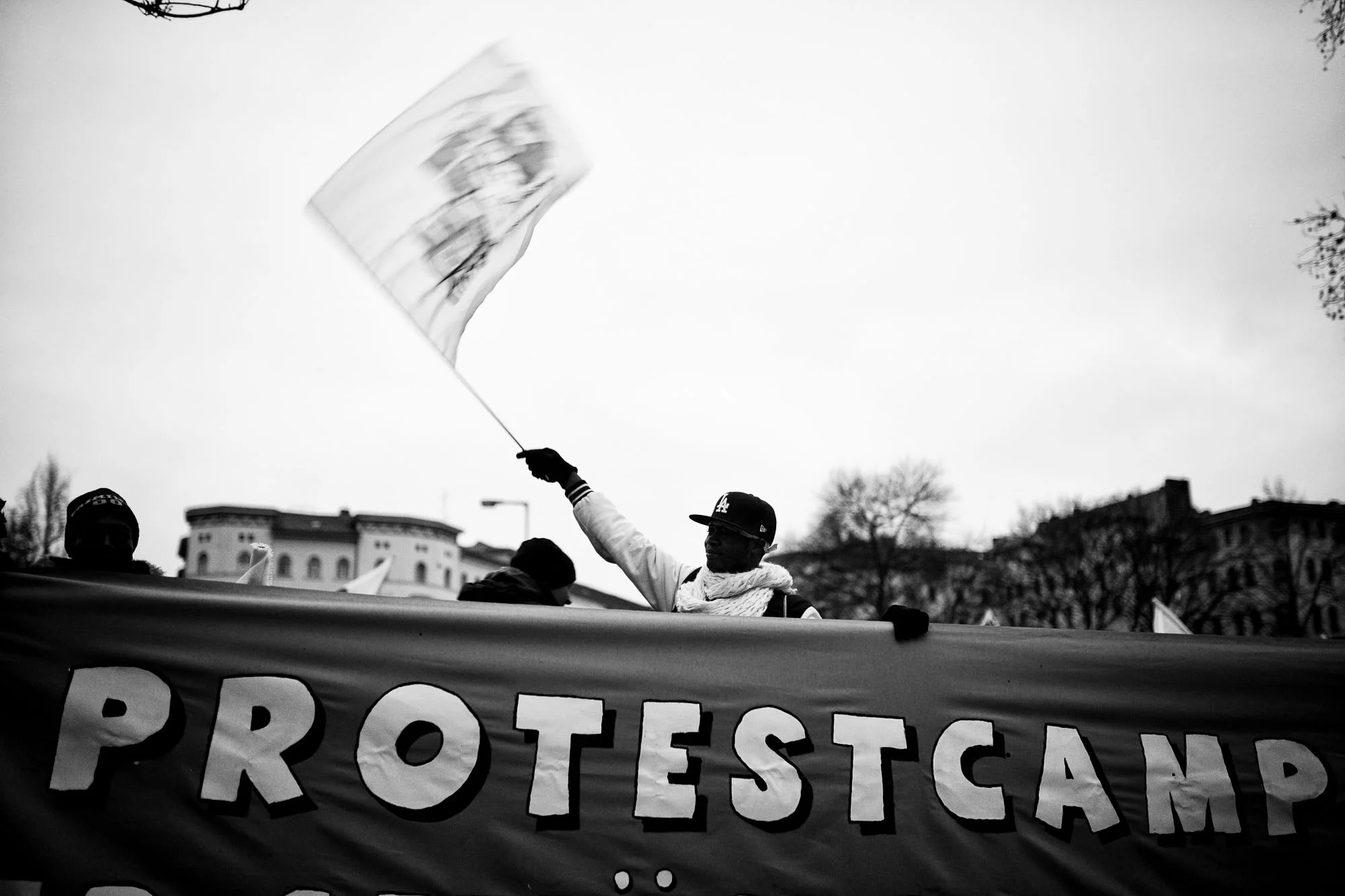 2.000 protestieren gegen drohende Räumung des Refugee Camps am