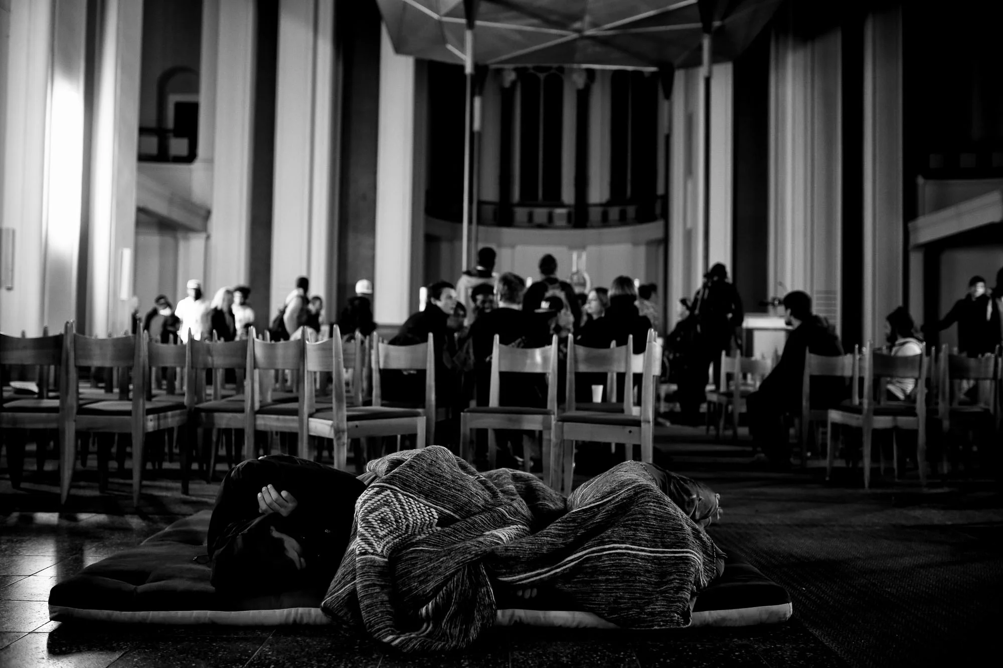 Dutzende Refugees besetzen St. Thomas Kirche in Berlin Kreuzberg