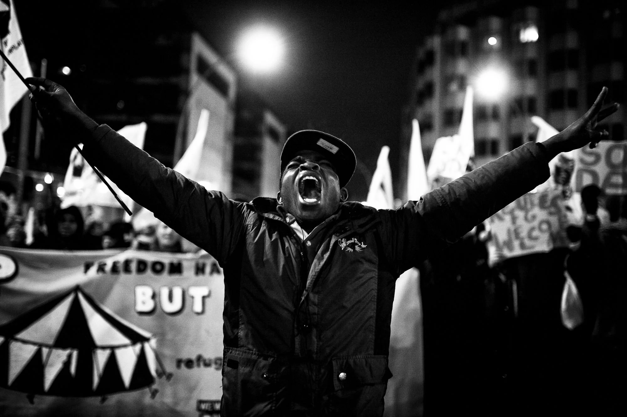2.000 protestieren gegen drohende Räumung des Refugee Camps am