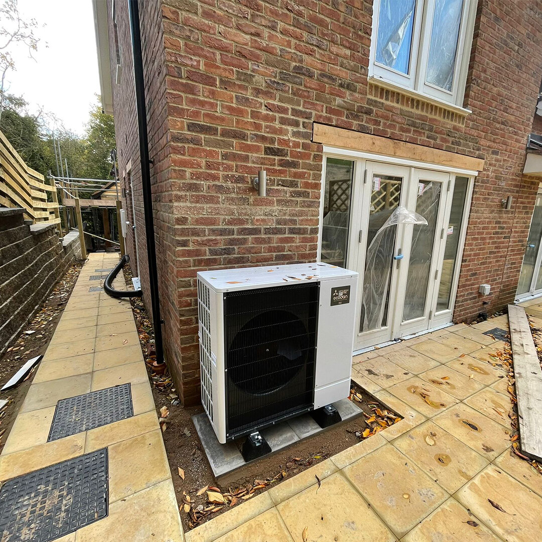 Neat little Mitsubishi air source heat pump providing all the hot water and heating needs to this new build in Warwick 🔥 Recently we've had a ton of interest from heating engineers looking install heat pumps, whether it be for new build properties, 
