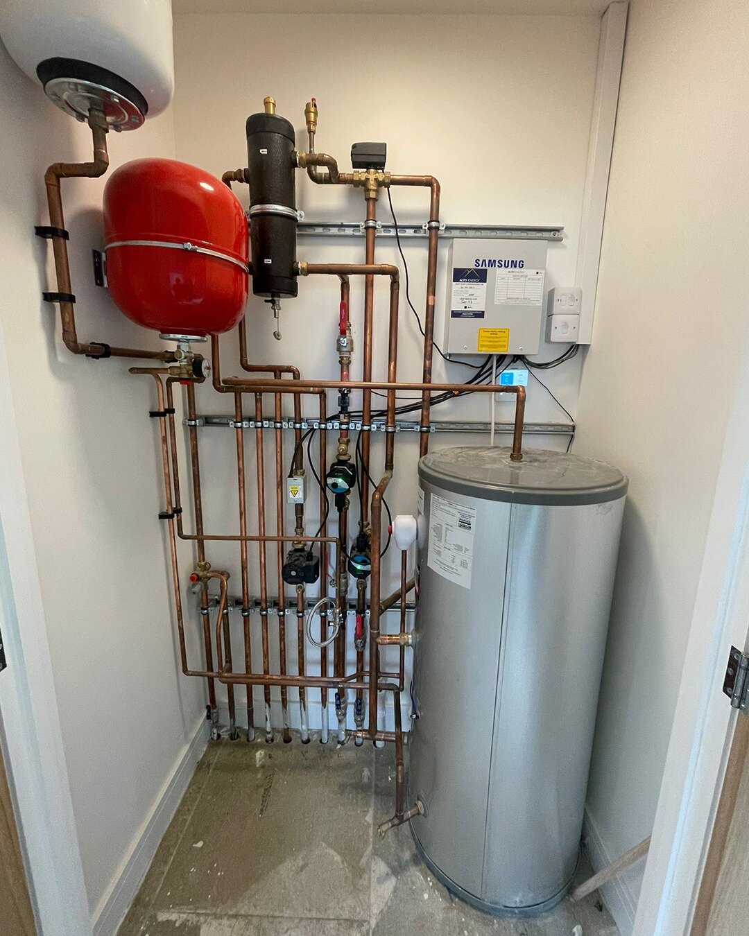 🥳 Another new build fitted with an air source heat pump and underfloor heating. Pipework all nice and tidy too, so we're happy! It's been a breeze working with the developer, JWS Cotswold Builders and the installers, South West Plumbing and Heating.