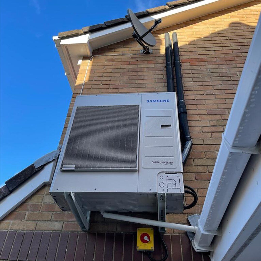 Straight retrofit for the team over @aura_gas - This homeowner previously had electric storage heaters installed to warm their home but opted to replace them with an air source heat pump, using the Green Homes Grant (LAD) to fund the installation 😎
