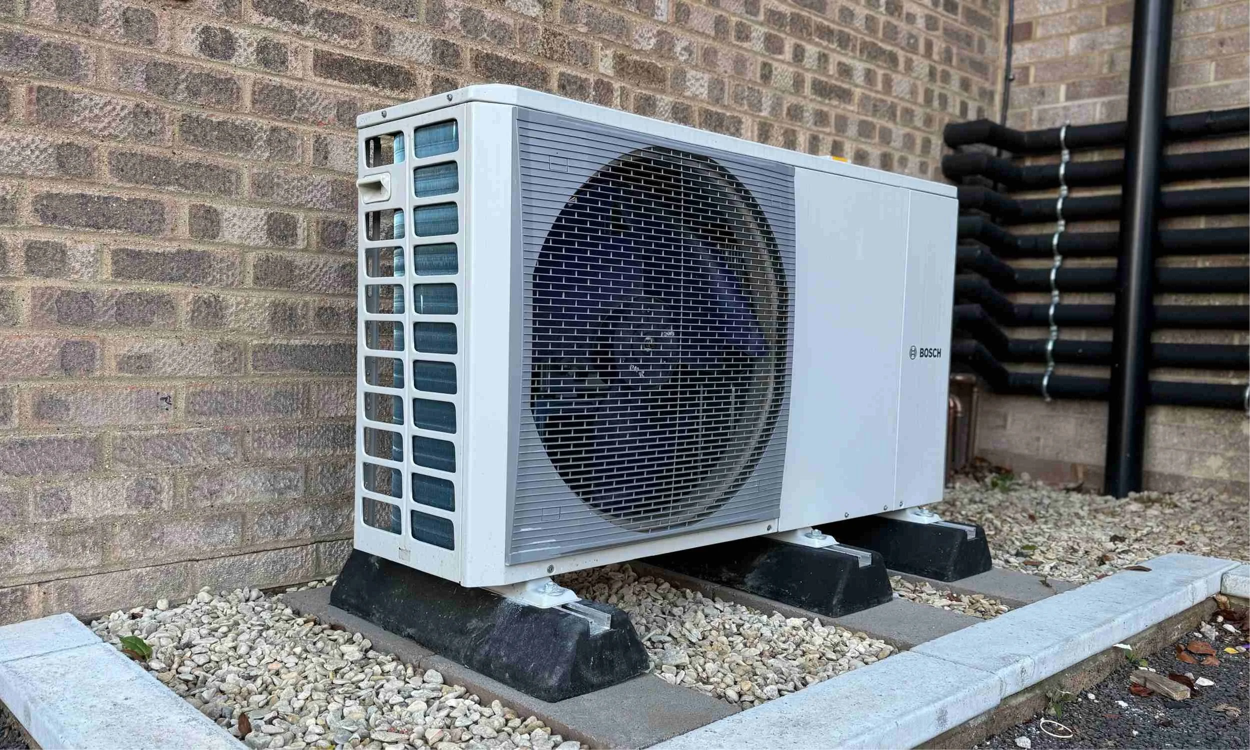Worcester Bosch Compress 2000 air source heat pump installation by Alto Energy.