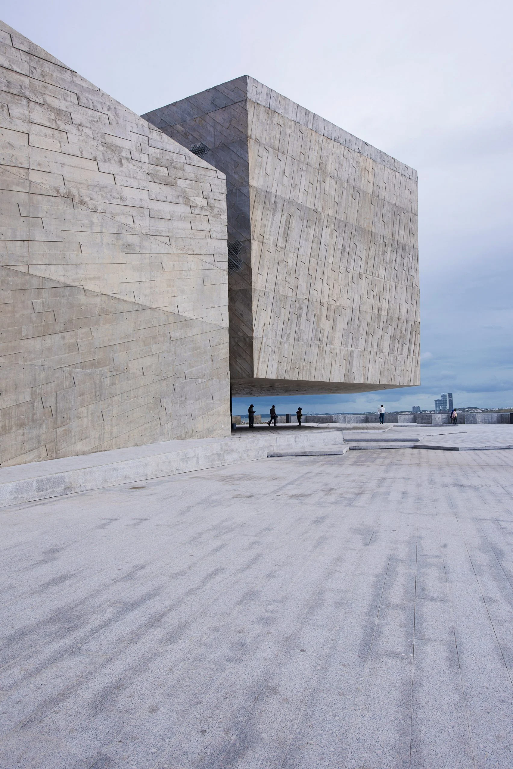 *foro-boca-rojkind-arquitectos-concert-hall-boca-del-rio-veracruz-mexico_dezeen_2364_col_5-1704x2553.jpg
