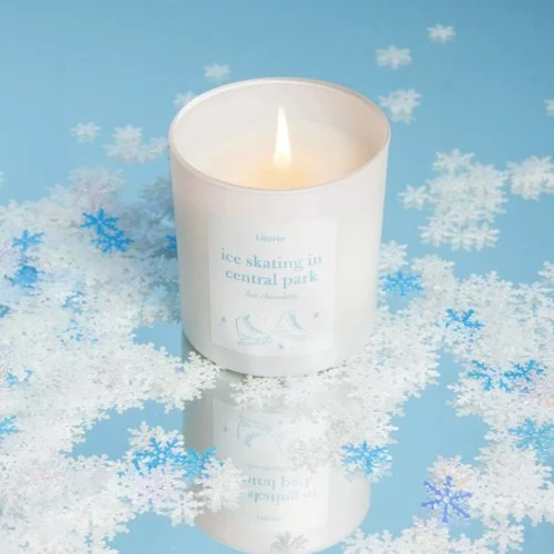 Clean-burning winter candle capturing the freshness of Central Park.