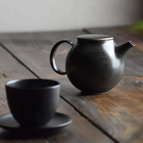 Minimalist Japanese teapot crafted in porcelain, perfect for loose-leaf brewing and daily use. (Copy) (Copy)