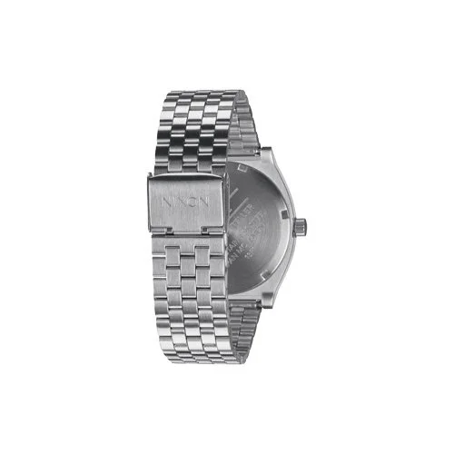 Stainless steel everyday watch with modern proportions