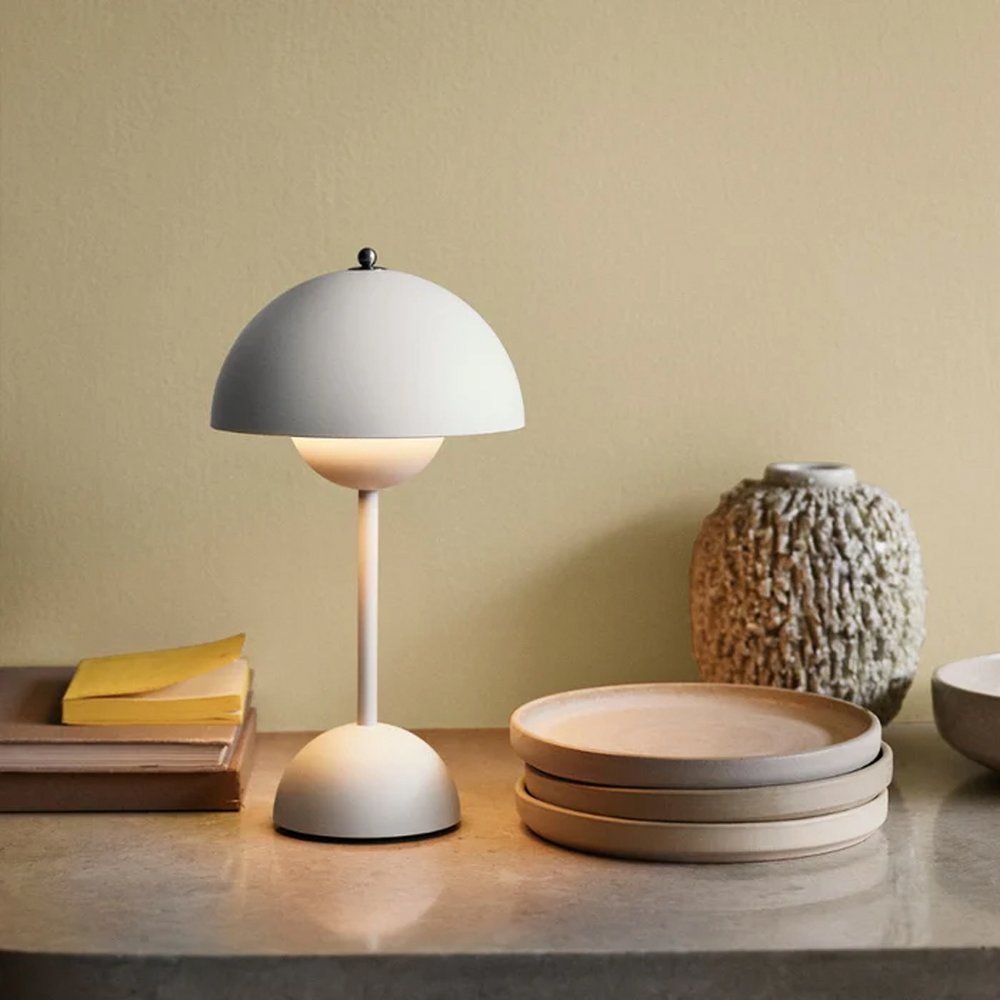 Flowerpot VP9 Verner Panton ホワイト Flowerpot Portable Table Lamp VP9 - Matte White — Design
