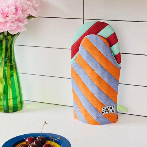 Heat-resistant cotton oven mitts offering functional design and signature Dusen Dusen style