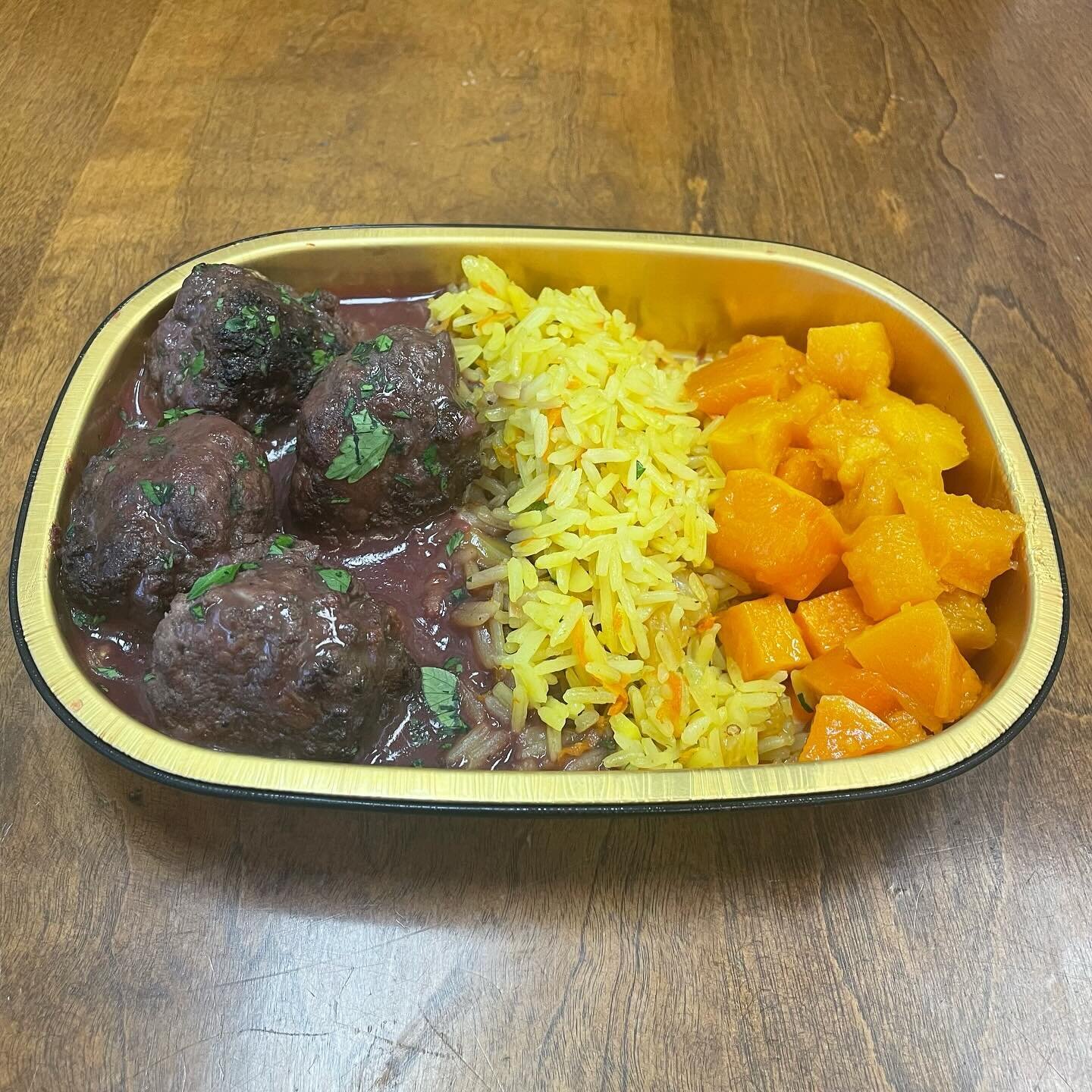 Tonight&rsquo;s dinners - Meatballs in Pomegranate Sauce, Pork Chop and Potatoes in Cheddar Cheese Sauce, Cranberry Chicken, and (because I could!) Baked Macaroni and Cheese, both with han and without. Turkey Pot Pie tomorrow!!!