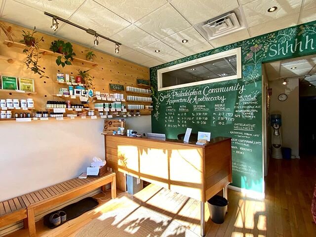 ✨Don't you just love our sunny space ☀️ For those of you who haven't visited our clinic before, what are you waiting for ?! We are available  7 days a week, 4 different acupuncturists, 2 massage therapists, a reiki practitioner, 2 locations, and a lo