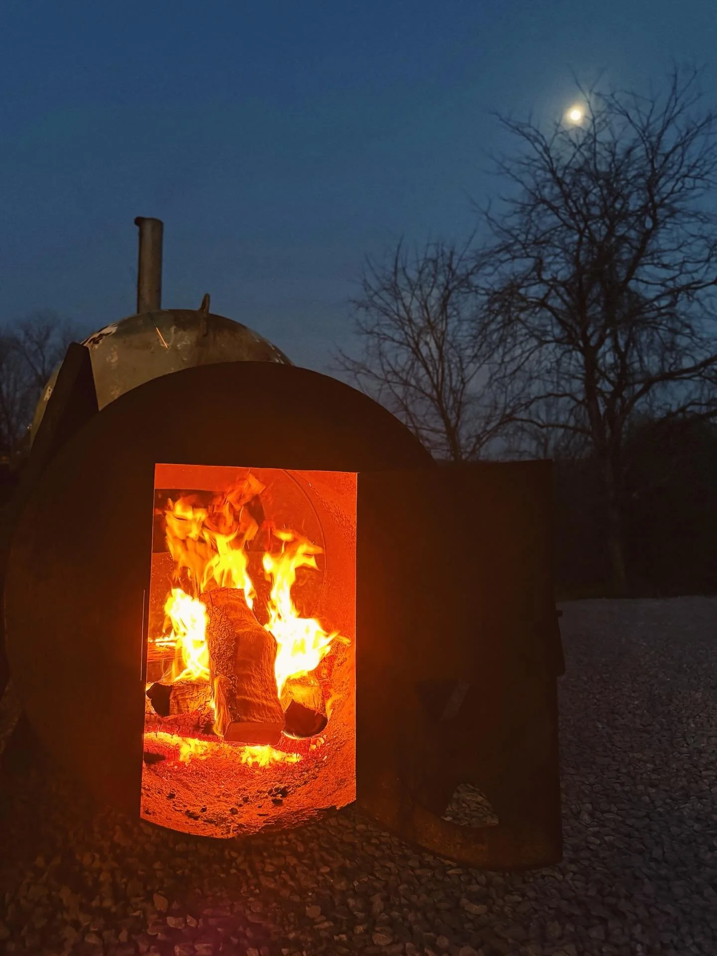 Nothing like the smell of slow-cooking Prime brisket on a 500 gallon off-set smoker for 16 hours. Tennessee Cherry wood. White Oak. It&rsquo;s one of a kind&hellip;especially under a clear country sky and bright moon. 🌖

Did you hear? Our K-Barbeque