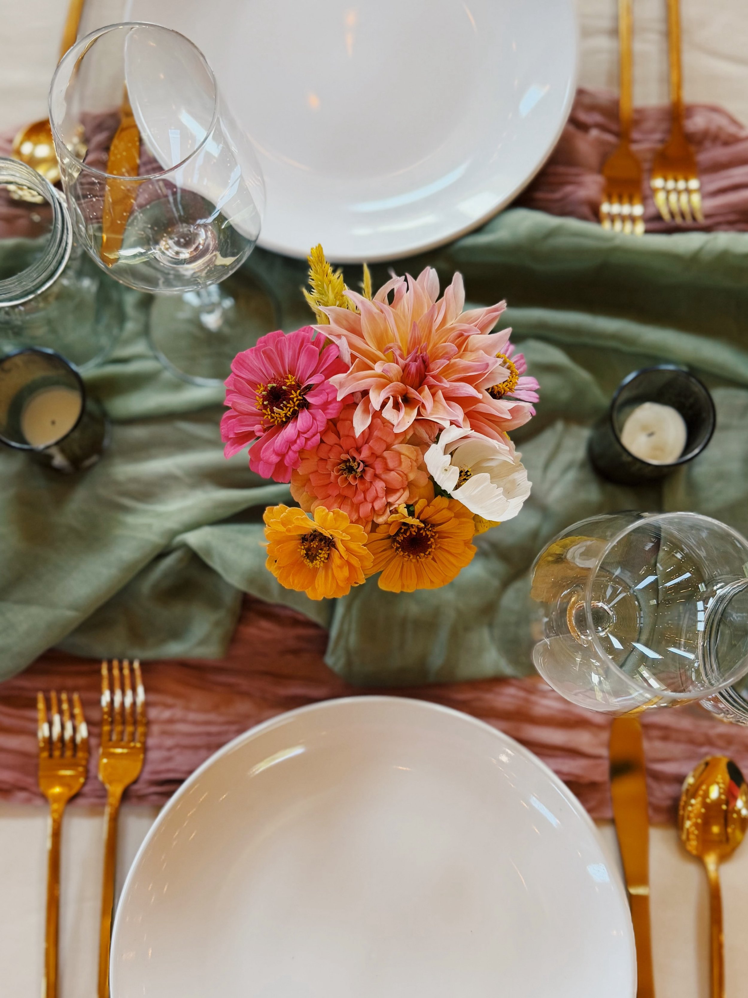 Truly farm-to-table flowers 🌸🍽️ for a private dinner in our event barn on a summer night. 💫 From selecting just the right flowers in the field, to setting the table and preparing a place for guests - none of these are to be rushed. 

Thank you to 