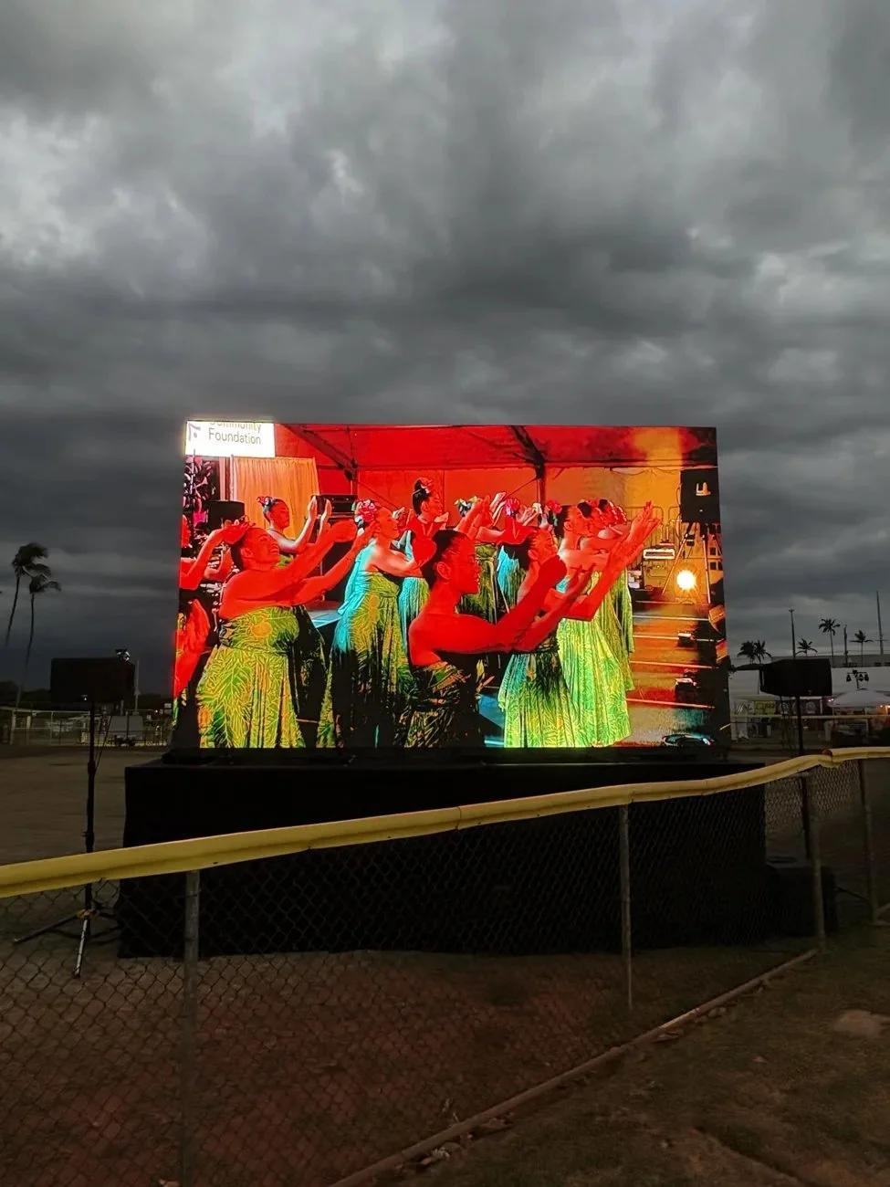 04-outdoor-led-wall-hula.jpg