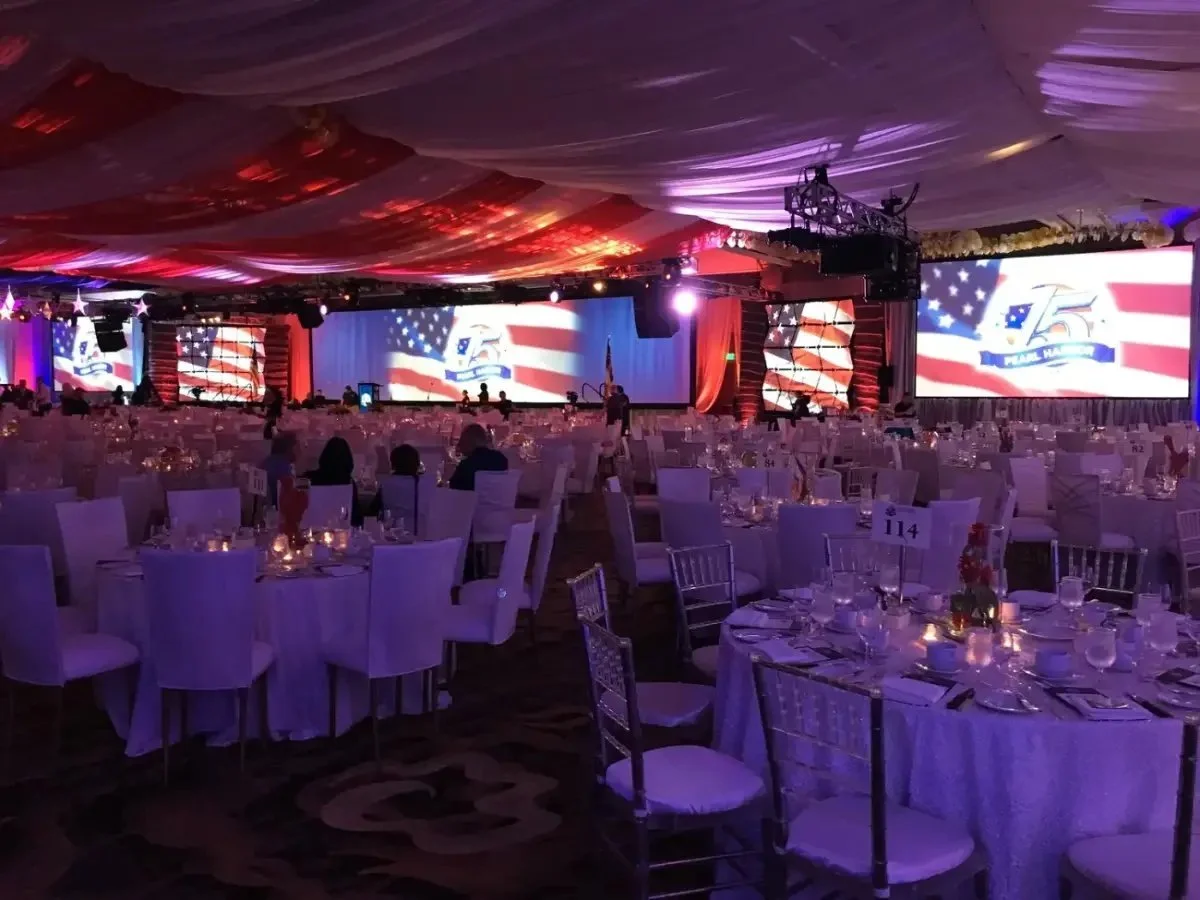 19-ballroom-reception-screens.jpg