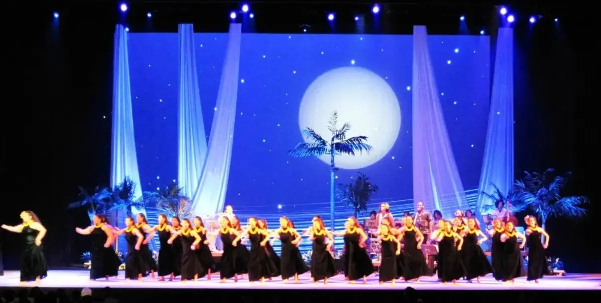 20-hula-moon-backdrop.jpg