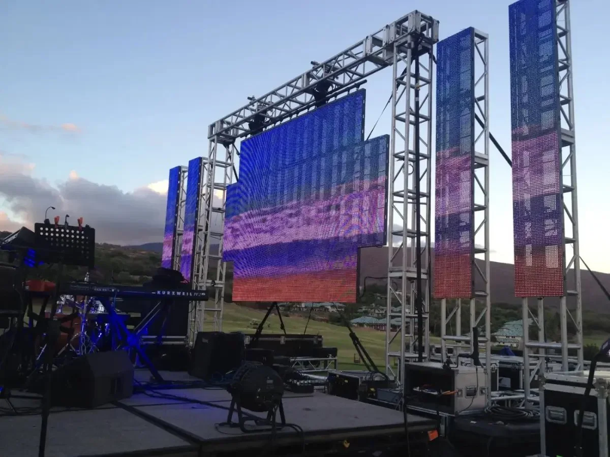 26-led-wall-truss-dusk.jpg