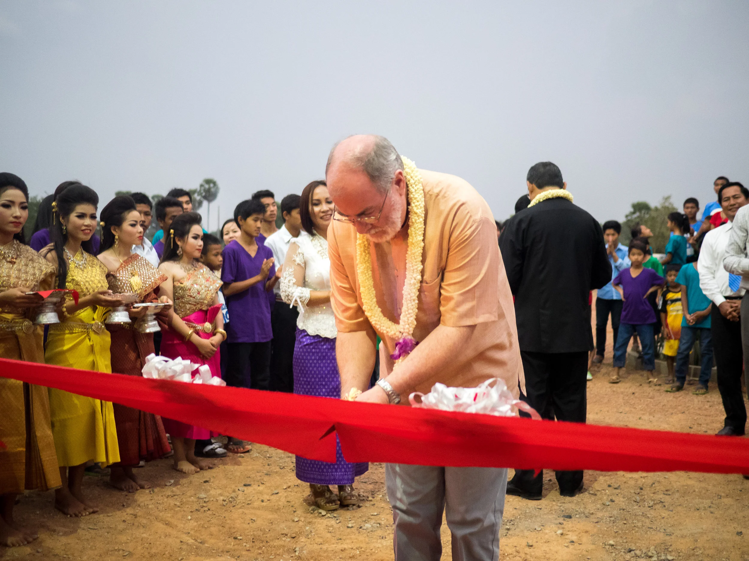  Steve Ritchie, a key donor for the school construction project, joins the ribbon-cutting ceremony. 