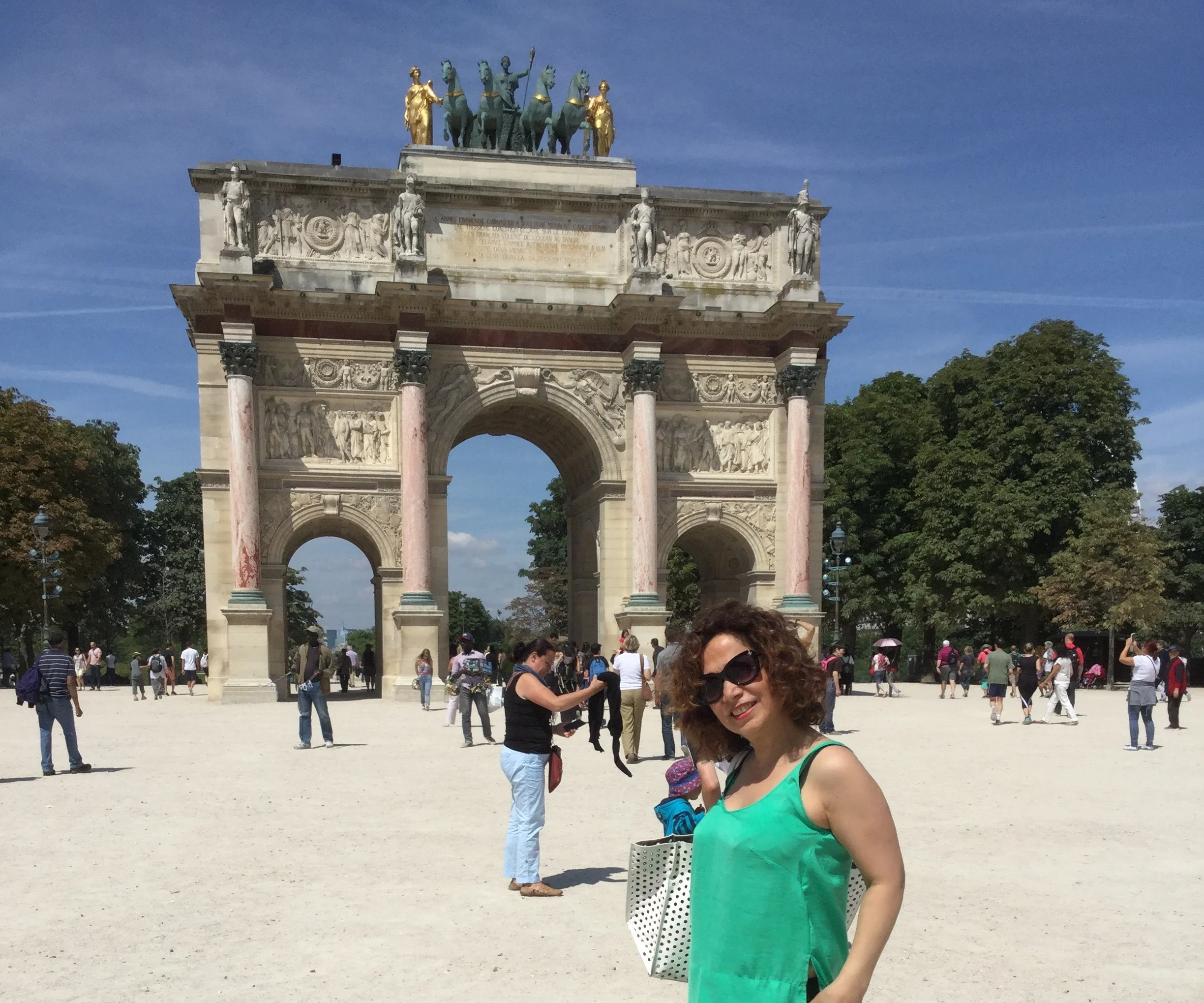 M e in front of Arc de Triomphe du Carrousel . It was built between 1806 and 1808 to commemorate Napoleon 's military victories of the previous year. 