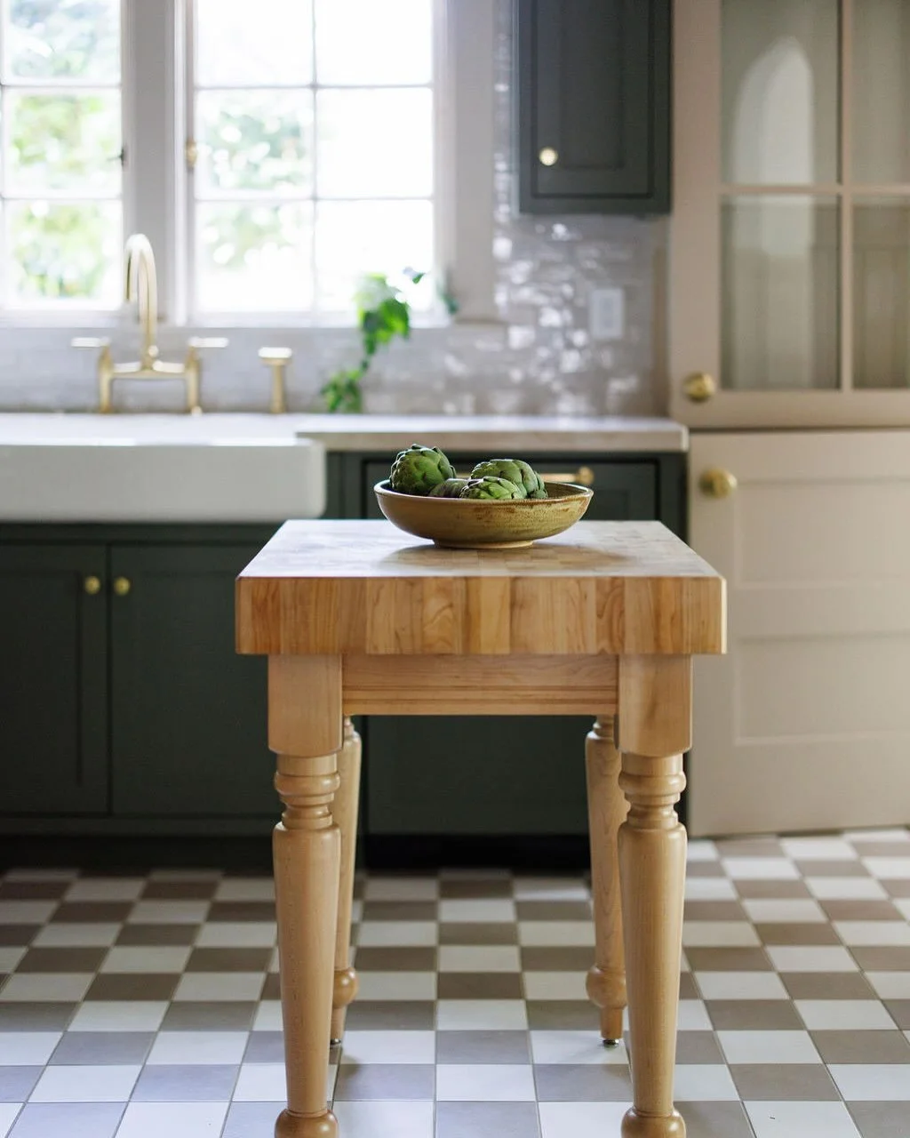 Can&rsquo;t stop, won&rsquo;t stop posting this glorious kitchen. 🤍🤎🤍🤎

Photo by @lindsey_king_photography