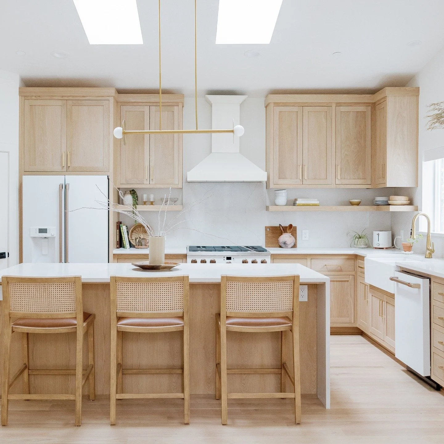 Soft woods, quiet lines, and a whole lot of natural light. Proof that a neutral palette doesn&rsquo;t have to be boring &mdash; it just has to be thoughtful. Zoom in on that backsplash. 🤍