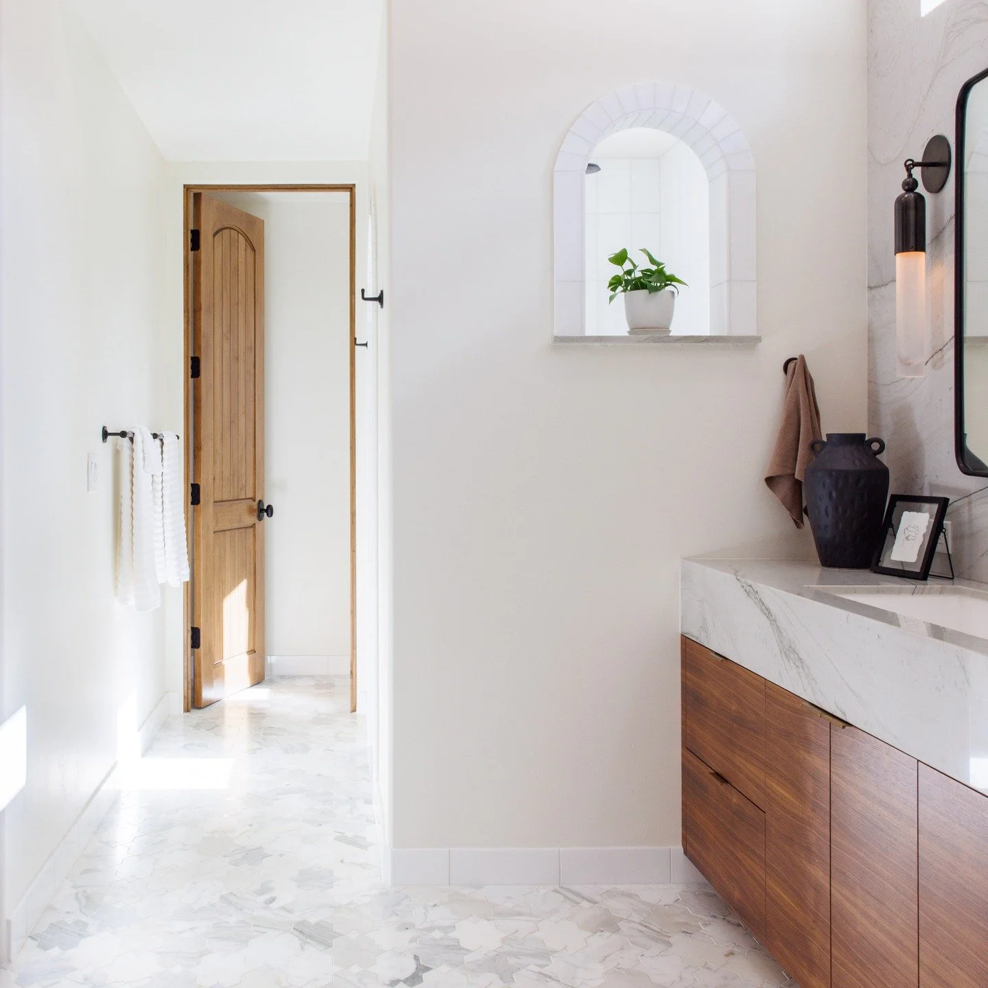 This little arched window designed into the primary bath shower ads a delicate detail that connects the rest of the luxurious space with the light and bright shower. 

A collaboration with @donnarosedesign