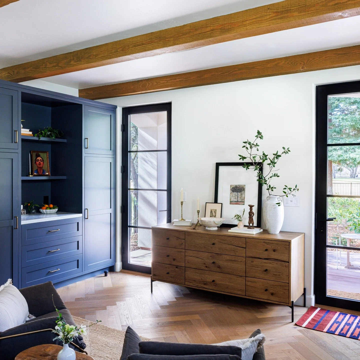 Can you imagine having this dreamy ADU (accessory dwelling unit) in your backyard? It's the perfect little guest space for our client's family and friends, with a view of her lovely backyard and the neighborhood golf course. 

📷 @lindsey_king_photog