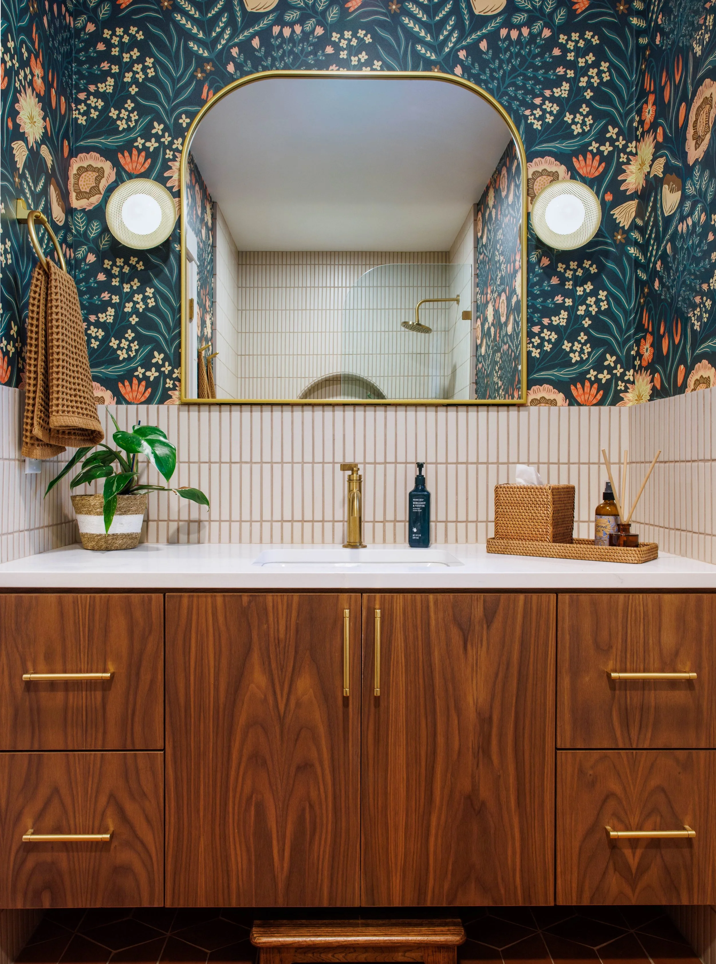 Yes, we put bold botanical wallpaper in a bathroom. And Yes, we'd do it again in a heartbeat. ❤️ Paired with creamy vertical tile, a free standing tub, and all the brass your heart could want... this space is a full moment. 

Photos by @lindsey_king_