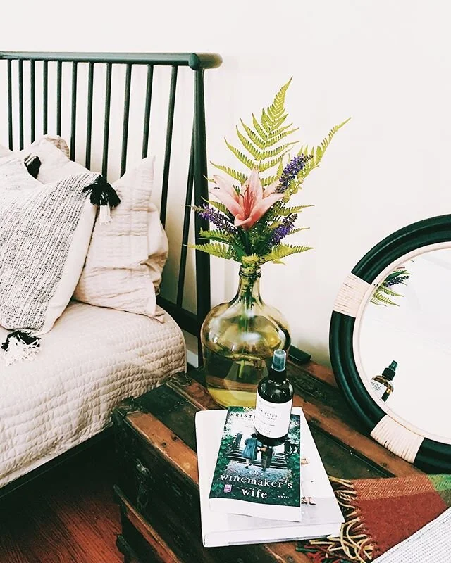 Cut some fresh flowers from the garden and found a few @homegoods clearance items for this space. 
#homegoodsfinds #homegoods #freshflowerbouquet #tjmaxxfinds #homedecoronabudget #thewinemakerswife