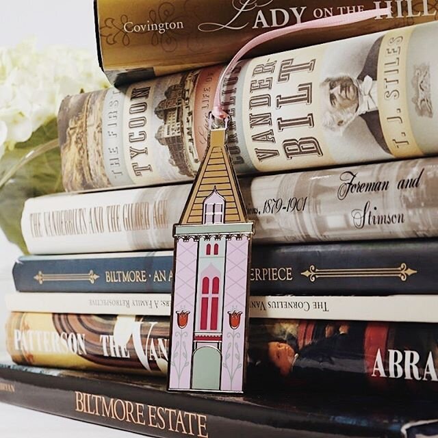 One of the collections I recently illustrated for @biltmoreestate just launched for summer and I&rsquo;m so happy to finally see the products ❤️ My bookish heart is thrilled that there is a bookmark in the collection! 
#biltmoreestate #biltmoreblooms