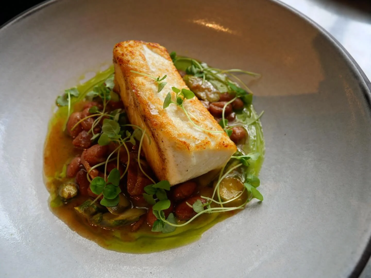 Halibut season is most definitely upon us 👌🏽 @eastanchorseafood . Time to treat yourself to our @seattlerestaurantweek menu! 🔗 in our bio. #madrona #seattlerestaurants