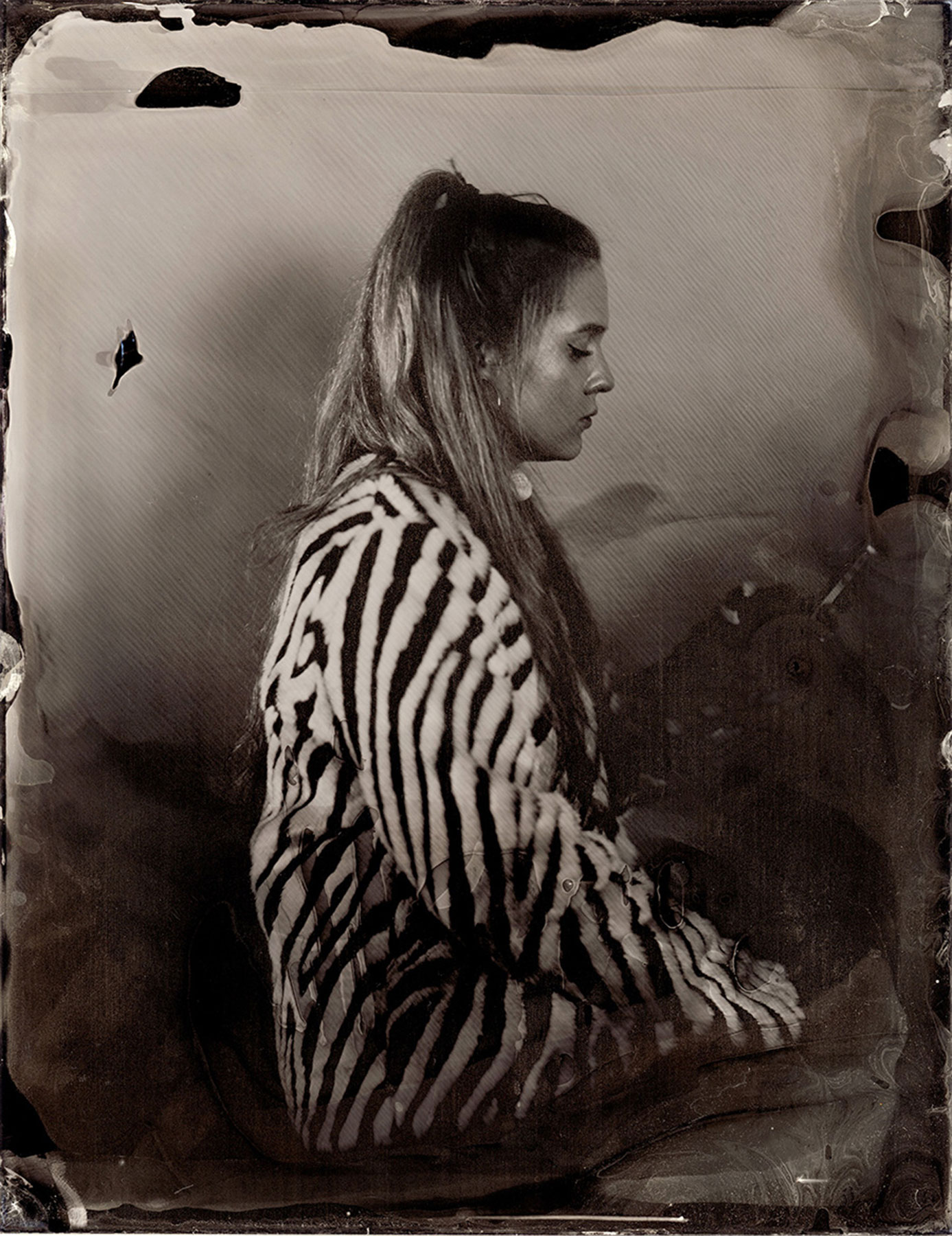 Cara on her phone, tintype // © Iseult Timmermans