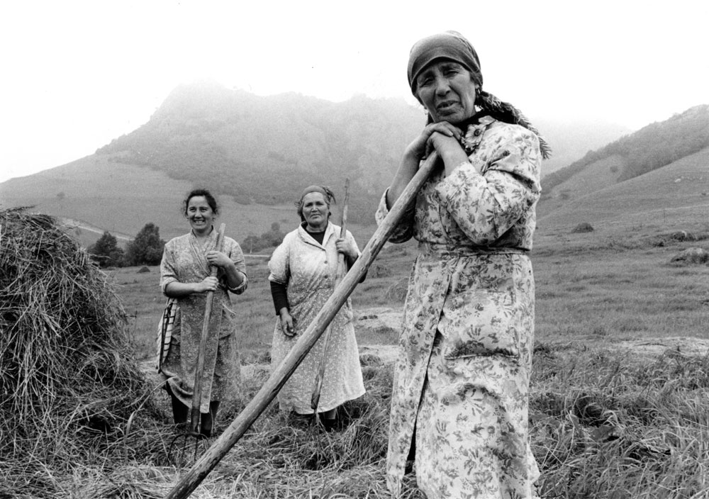 Haymaking, Russian agricultural workers, Soviet Union, 1989 // © Franki Raffles Estate. Courtesy of University of St Andrews Library & Edinburgh Napier University