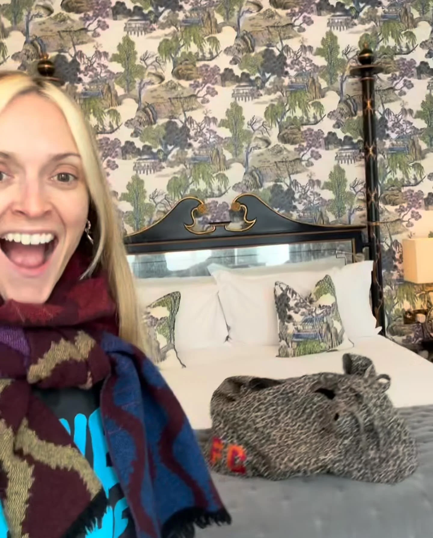 It&rsquo;s a little bit fuzzy as I screen shot it from Fearne&rsquo;s reel, but that is definitely a Mina and the Moon, &lsquo;Oversized Personalised Leopard Print Bag&rsquo; there, stacked full with @fearnecotton &lsquo;s gorgeous outfit to meet the