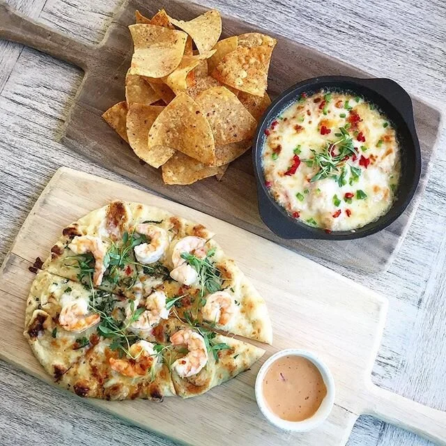 #FlatBreadFriday - Baja Style🍤 paired with Queso Fundido... Don't mind if I do! Visit us this weekend for Baja Fresh breakfast, lunch, and dinner.
Photo by @sandiegofoodgirl
.
.
.
#pueblo_pb #pueblo #pueblopb #pacificbeach #pb #lajolla #pbmexicanfoo