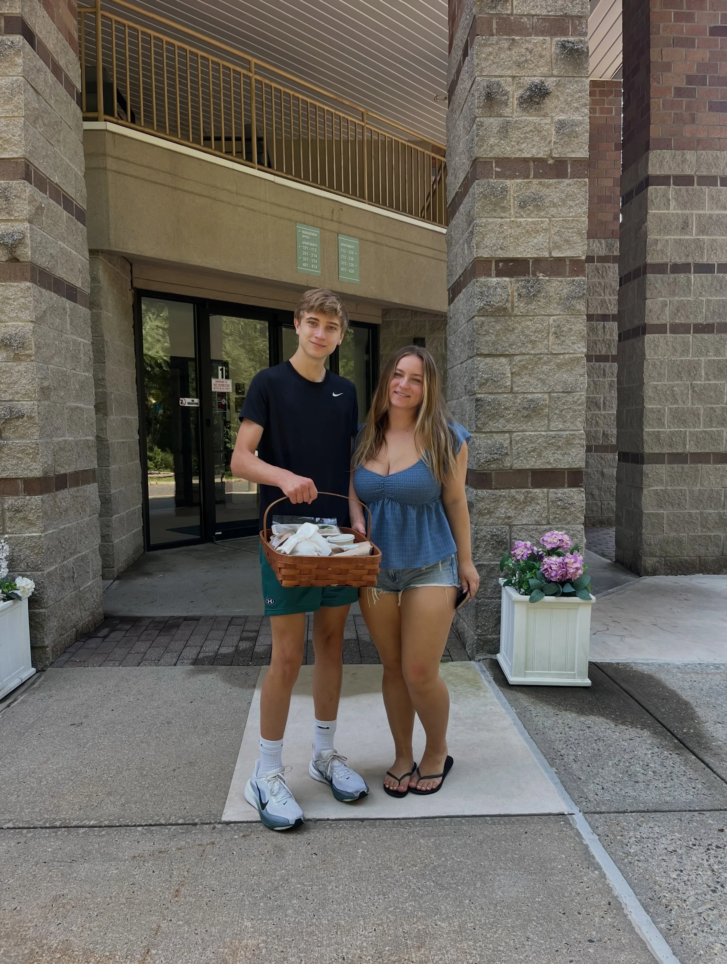 Volunteer driver, Tara Curran, brought her kids along to deliver meals today and the clients were delighted to see them! If you&rsquo;d like to volunteer with your children, apply on our website or click the volunteer link in our bio. 

@clarktownshi